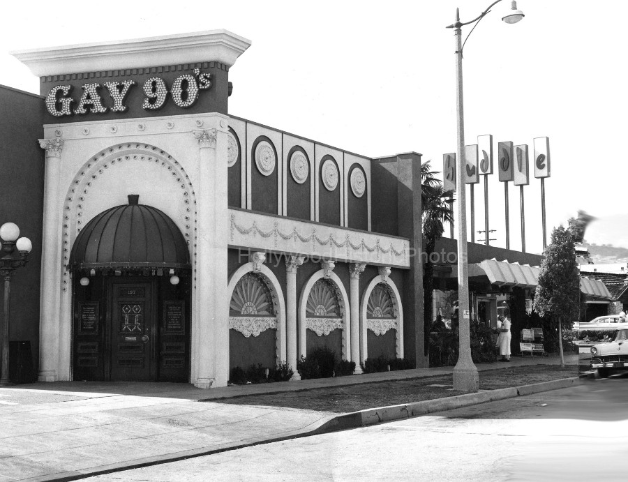 Gay 90s & Huddle Restaurant 1960.jpg